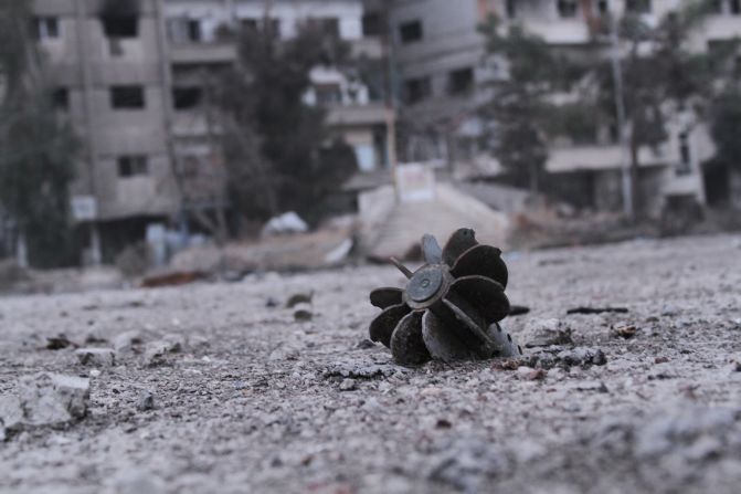 Un trozo de un mortero que explotó queda tirado en una calle en Daraya, una ciudad al suroeste de Damasco, el viernes 17 de enero.