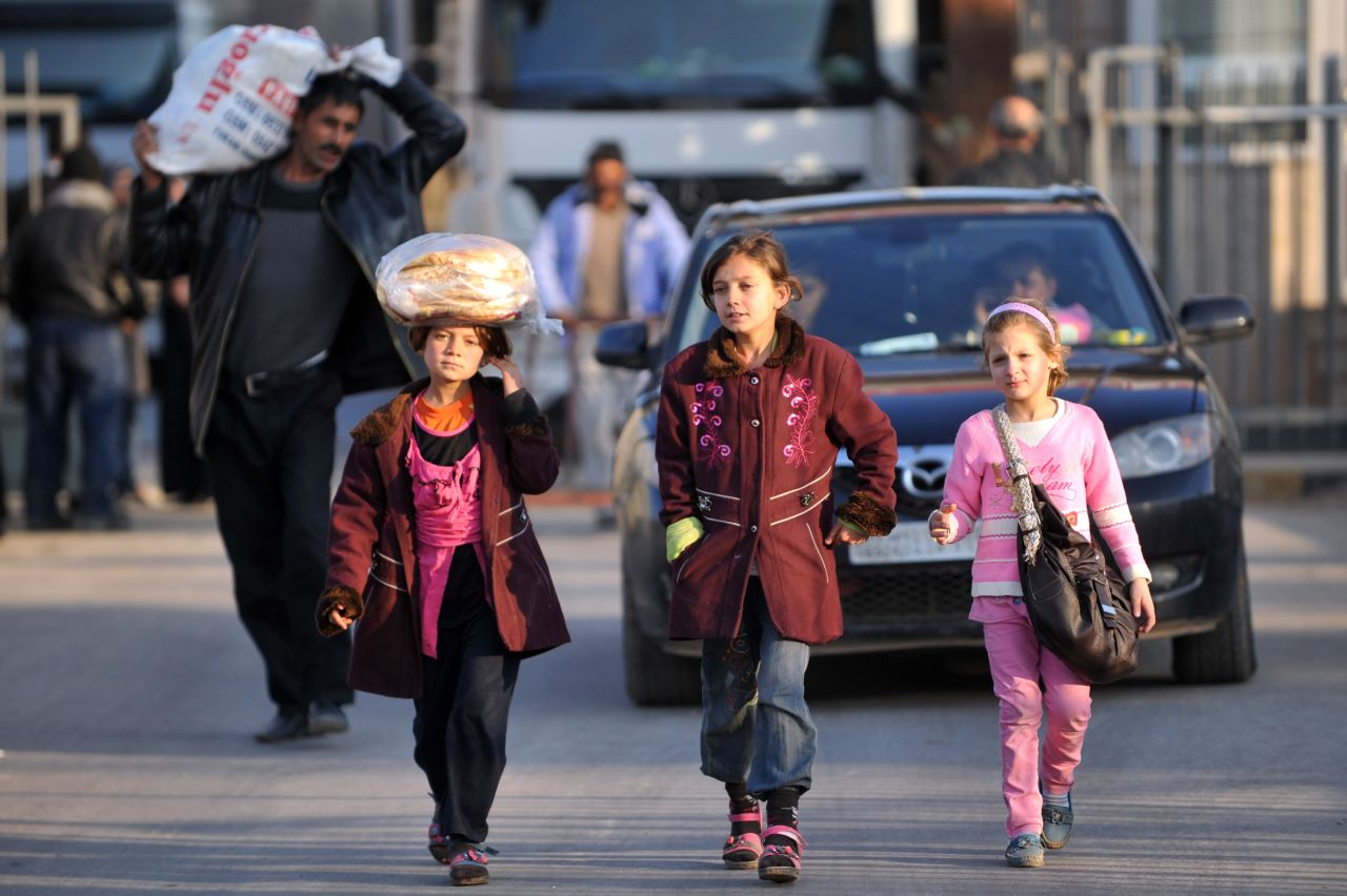 Syrian children cross the border at the Cilvegozu gate on January 18.
