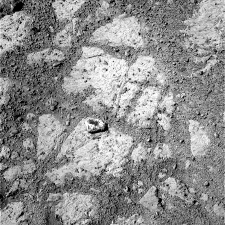 Los científicos estaban desconcertados con una roca blanca con una mancha de color rojo oscuro en el centro que "simplemente apareció en ese punto" en el planeta donde se encuentra el rover.