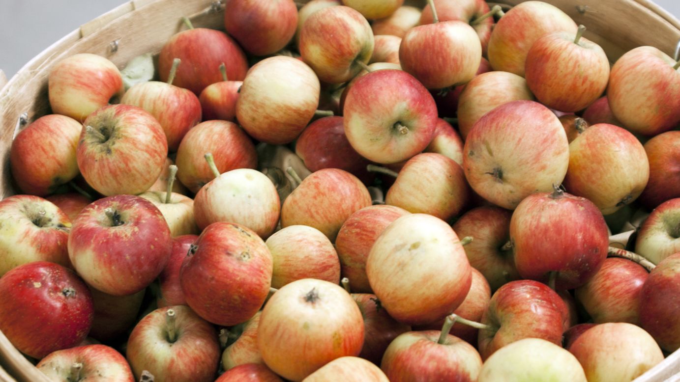 Las manzanas son una de las pocas frutas que contienen pectina, la cual disminuye de forma natural la digestión y promueve una sensación de saciedad, de acuerdo con un estudio en Gastroenterología. De hecho, las personas que comieron una manzana como parte de una comida se sentían más saciadas y comían menos que los que consumían una cantidad calórica equivalente de jugo y puré de manzana. <br />"Las manzanas enteras llevan mucho tiempo para comer por muy pocas calorías", dice Susan Roberts, profesora de nutrición de la Universidad Tufts. Tu cuerpo tiene más tiempo para decirle al cerebro que ya no tienes hambre. Eso significa que tú puedes comer hasta que tu cerebro te diga que ya no tienes hambre. 