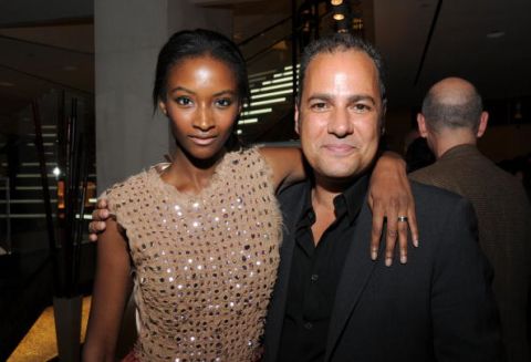 La supermodelo Lyndsey Scott posa con el manager de Bvlgari, Kamal Abbasi en la tienda de la Quinta Avenida en Nueva York.