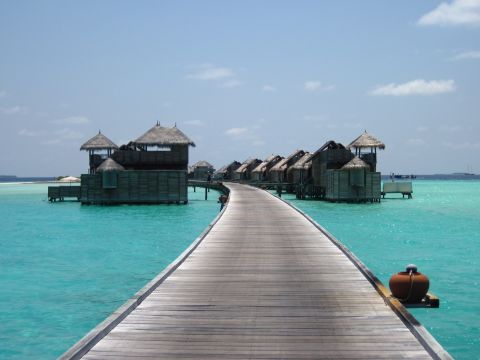 El selecto grupo de los tres mejores hoteles incluye al Gili Lankanfushi Maldives, ubicado en el lugar del mismo nombre, Lankanfushi, en Maldivas.