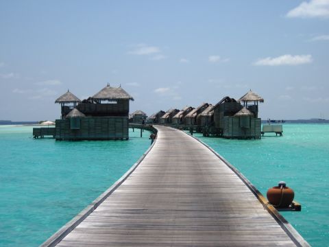 El selecto grupo de los tres mejores hoteles incluye al Gili Lankanfushi Maldives, ubicado en el lugar del mismo nombre, Lankanfushi, en Maldivas.