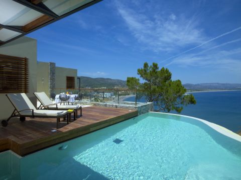 Grecia tiene el hotel número siete en la lista. Es el Lindos Blu, el cual tiene una vista privilegiada del mar.