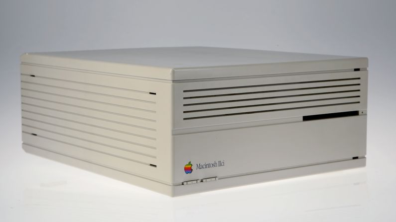Lanzada en 1989, la Macintosh IIci tenía el diseño compacto y renovado de la segunda ola de Macs. Fue una de las más populares en la historia, y se vendía hasta que se descontinuó en 1993.