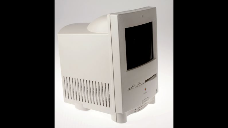 Lanzada en 1993, la Macintosh Color Classic II fue una iteración de la primera computadora compacta a color de Apple. Venía con el teclado insignia de Apple y un 'mouse'.