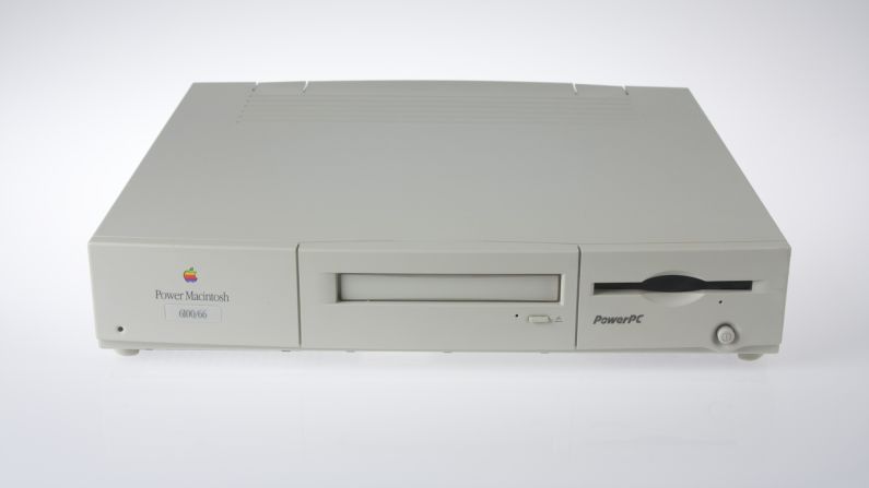 La Power Macintosh 6100, de 1994, fue la primera Mac en utilizar el nuevo procesador Power PC fabricado por IBM y Motorola y en ejecutar el sistema operativo Mac OS9 de Apple.