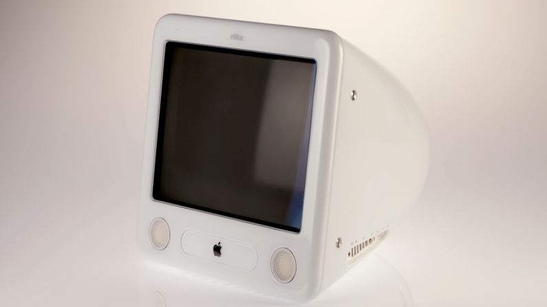 La eMac (abreviación de "Mac educativa") originalmente tenía la intención de ser comercializada para escuelas, pero después se ofreció a todos en un lanzamiento más extenso.