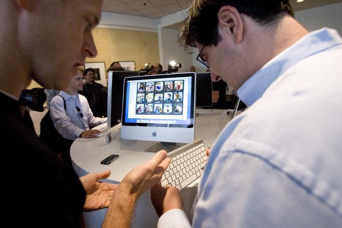 Algunas personas echan un vistazo a la nueva iMac con teclado inalámbrico, después de que Jobs presentara nuevas versiones de las aplicaciones iMac y iLife el 7 de agosto de 2007. 