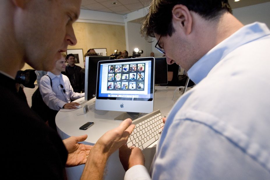 People check out the new iMac and wireless keyboard after Jobs introduced new versions of the iMac and iLife applications on August 7, 2007. 
