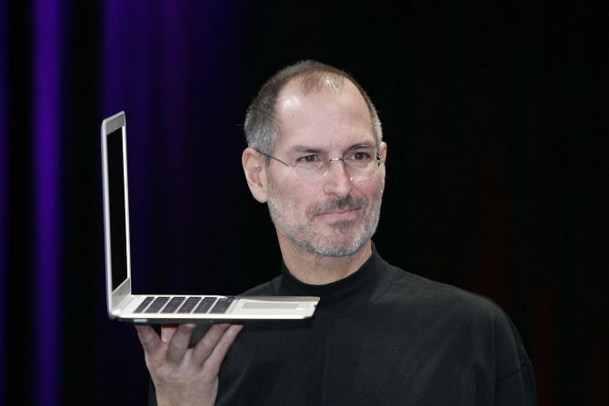 Jobs sostiene la nueva MacBook Air después de un discurso de presentación que arrancó la conferencia Macworld de 2008, en San Francisco. 