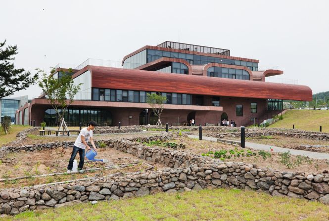 In 2012 Korean IT firm <a href="http://www.daum.net/" target="_blank" target="_blank">Daum</a> relocated to an island off the coast of Korea. Its earth-toned office reflects the firm's stated commitment to building community through nature. The grounds include a communal garden and outdoor play space for the firm's day care center. 