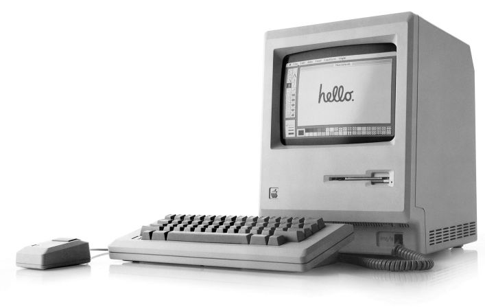 La primera computadora Macintosh (Mac), de 128 kb, fue lanzada el 24 de enero de 1984 por Steve Jobs. 