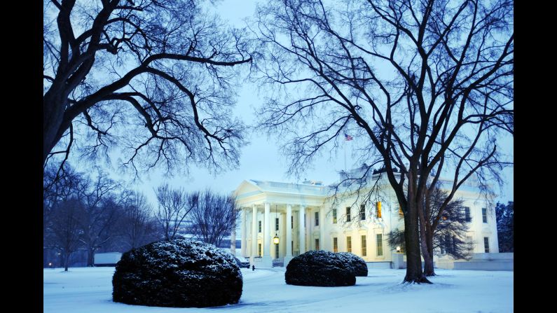 El anochecer cae sobre la Casa Blanca, en Washington cubierta de nieve el 21 de enero.