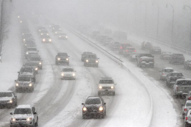 El tráfico es lento en ambas direcciones en la carretera interestatal 95 durante una tormenta de nieve, el martes 21 de enero en Wilmington, Delaware.