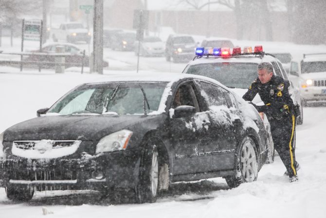 Paul Keld, un oficial de policía de Newark ayuda a un conductor atrapado por el mal estado de la carretera.