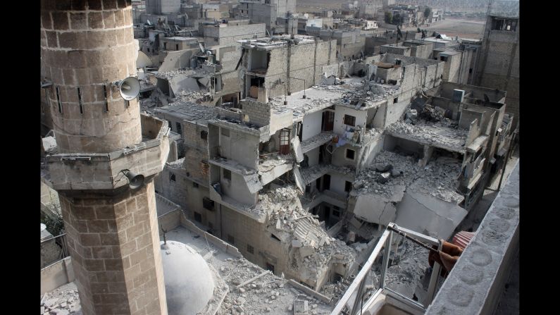 Edificios en Alepo quedan en ruinas el domingo 19 de enero después de que se reportaron incursiones aéreas de aviones del gobierno sirio. 