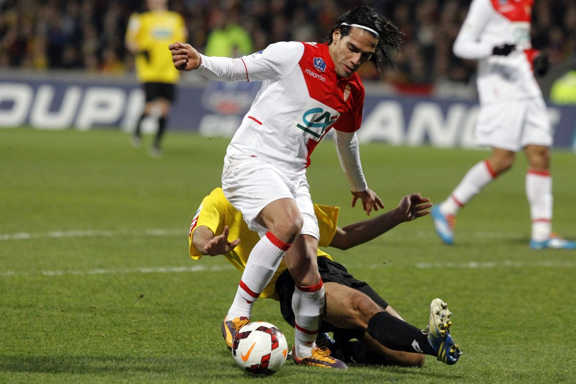 El momento en que Soner Ertek, defensa del club de la tercera división francesa Chasselay, provoca la lesión del colombiano.