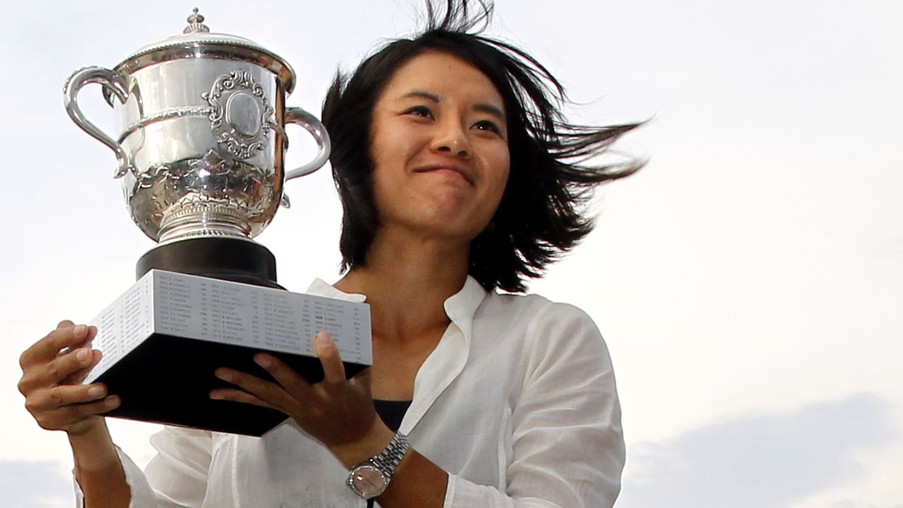Li Na shows off her Roland Garros trophy