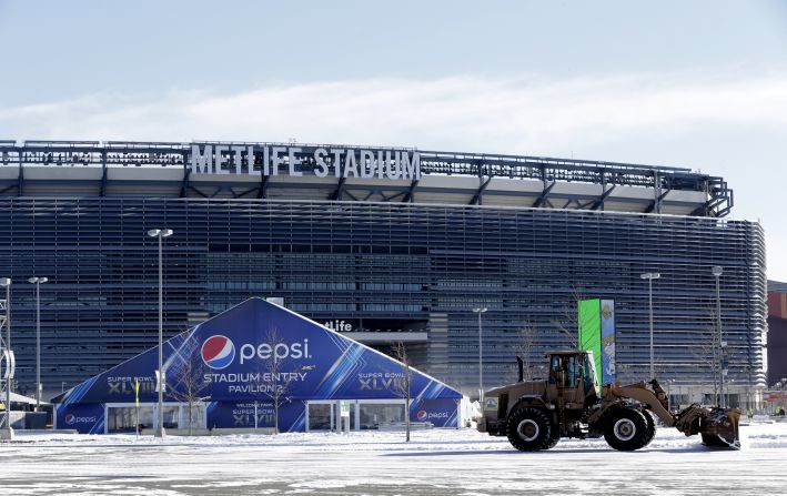 Un tractor quita la nieve en el MetLife Stadium en East Rutherford, Nueva Jersey, el miércoles, 22 de enero.
