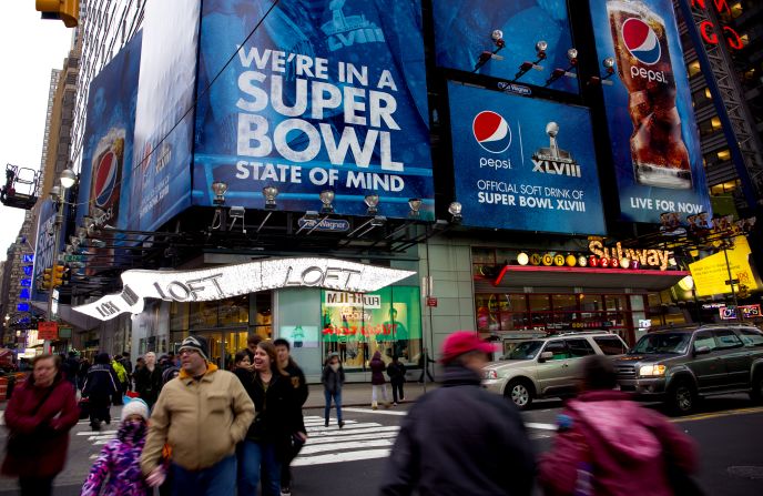 Vallas que promocionan el Super Bowl pudieron apreciarse en Times Square en Nueva York el 20 de enero. Las preparaciones para recibir a los aficionados y distintas actividades se llevan a cabo en varias cuadras de Brodway, parte del cual ha sido llamado "el bulevar del Super Bowl".