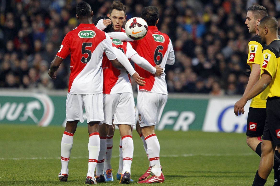 Falcao es abrazado por sus compañeros del Mónaco después de anotar un gol en el partido en que salió lesionado.