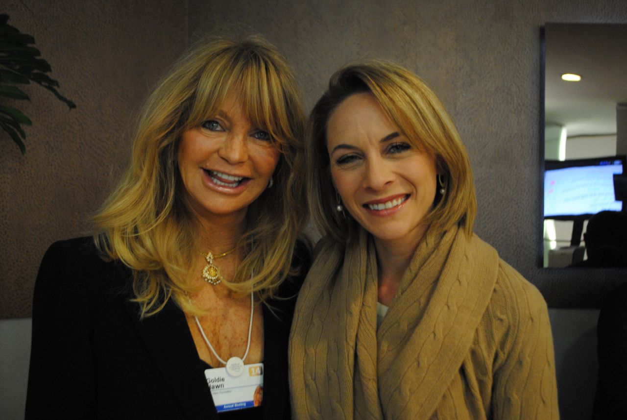 Nina dos Santos meets Goldie Hawn.