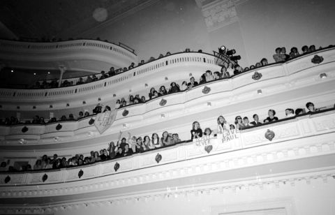 Los aficionados de los Beatles durante el concierto de la banda en el Carnegie Hall el 12 de febrero de 1964, en Nueva York.