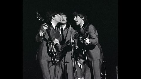 McCartney, Lennon y Harrison cantan en el Carnegie Hall.