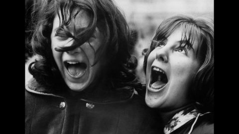Los seguidores esperan a los Beatles frente al Hotel Plaza, en donde se quedó la banda en Nueva York.