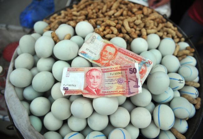 In the Philippines, balut is served by everyone from street-side hawkers to upscale restaurants. Ready to see what's inside? If you're the queasy sort, don't click any further. 