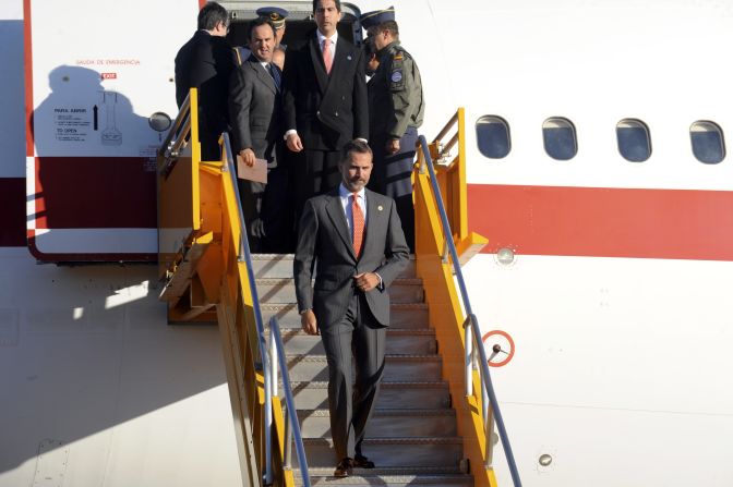 El Airbus A-310 en el que viajaba el príncipe Felipe debió ser reparado en Santo Domingo, República Dominicana. En esta foto de archivo, el Príncipe de Asturias llega a Paraguay en visita oficial en agosto de 2013.<br />