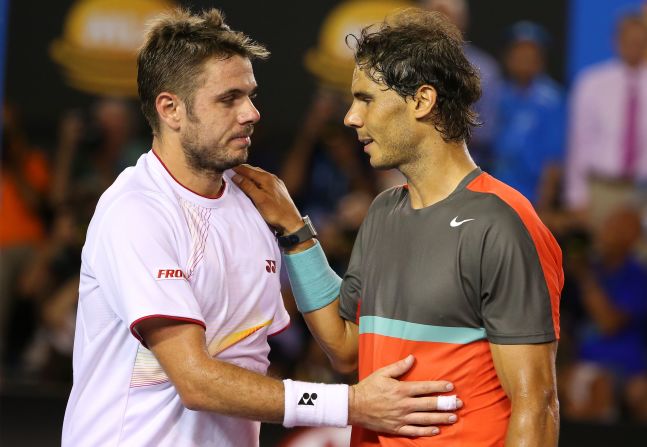 Rafael Nadal felicita a Wawrinka por su victoria. El español había derrotado al suizo en sus 12 encuentros anteriores.