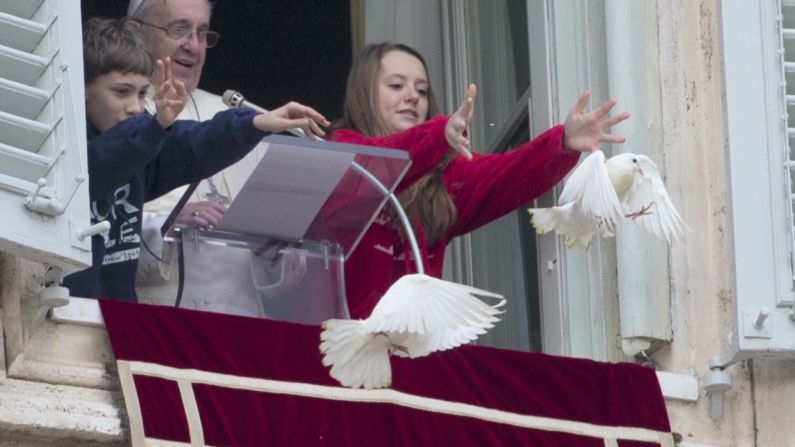 Dos niños italianos lanzaron las palomas blancas desde la ventana del papa Francisco en El Vaticano en señal de la paz.