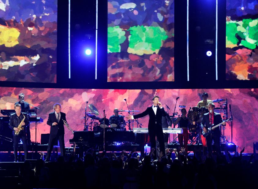 Robin Thicke performs a medley of hits with Chicago, one of the best-selling bands of the '70s.