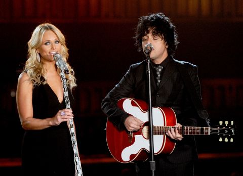 Miranda Lambert and Billie Joe Armstrong perform "When Will I Be Loved," a classic song written by Phil Everly of the Everly Brothers. The show took place at the Staples Center in Los Angeles.