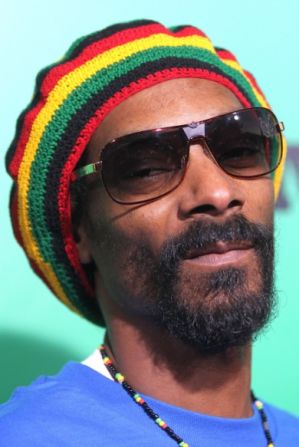 Snoop Lion: o Snoop Dogg, lo que prefieras (sigue siendo Dogg en Twitter). De cualquier forma, tiene una cantidad de seguidores bastante grande de más de 11 millones y tuiteó una enorme cantidad: 16.000 veces. Tuit de muestra: "¿¡Que han estado fumando todos hoy!? # puffpuffpasamartes" (este tuit incluye una foto de Snoop mostrando lo que estaba 'fumando'. Sí, eso es lo que habíamos esperado).