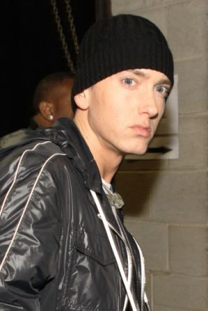 Eminem: Em tiene casi 17 millones de seguidores, pero él no es muy conversador. Solo tuiteó alrededor de 300 veces. Tuit de muestra: "Felices fiestas de mier***". Eh...gracias, supongo.