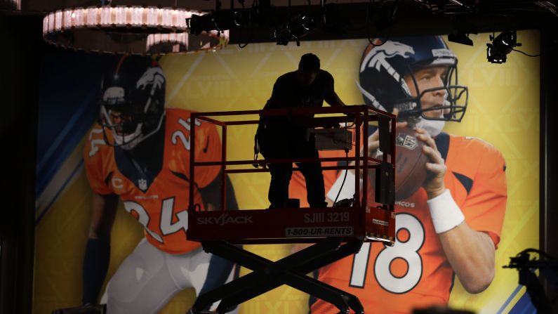Un hombre ajusta las luces en el centro de prensa del Super Bowl XLVIII de la NFL en Nueva York, el 27 de enero.