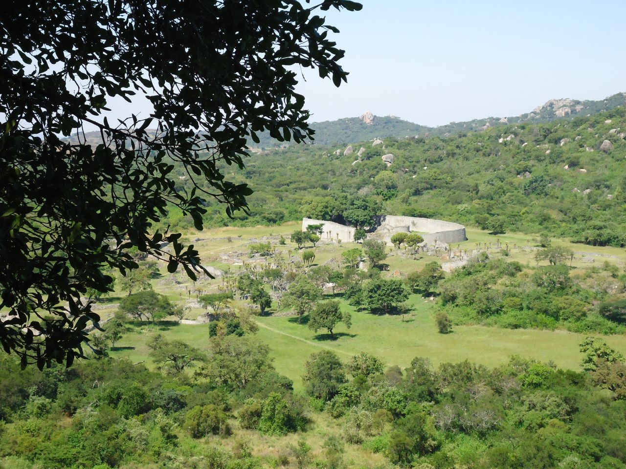 The archeological remains of Great Zimbabwe are divided in three main zones: the Hill Complex, the Great Enclosure and the Valley Ruins.
