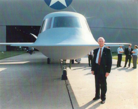 El piloto civil de pruebas, Richard G. Thomas, parado frente al Tacit Blue durante su presentación en el Museo Nacional de la Fuerza Aérea de Estados Unidos en 1996. Thomas piloteó el avión en su vuelo inaugural en febrero de 1982.