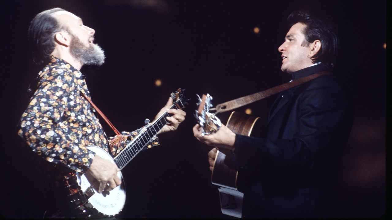 Seeger appears with Johnny Cash on "The Johnny Cash Show" in 1970.