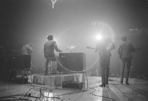 Los Beatles en el escenario del Washington Coliseum el 11 de febrero de 1964. Fue su primer concierto en EE.UU.
