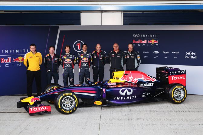 El equipo Red Bull presenta su nuevo coche en la pista de Jerez, en España.