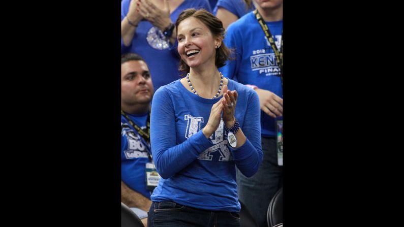La actriz Ashley Judd vitorea a los Wildcats en su alma máter, la Universidad de Kentucky, donde obtuvo un título en francés. Más adelante, obtuvo una maestría en administración pública en la Escuela de Gobierno John F. Kennedy en Harvard. 