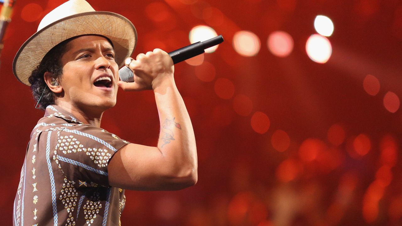 Bruno Mars scored wins this week in two different spheres: music and fashion