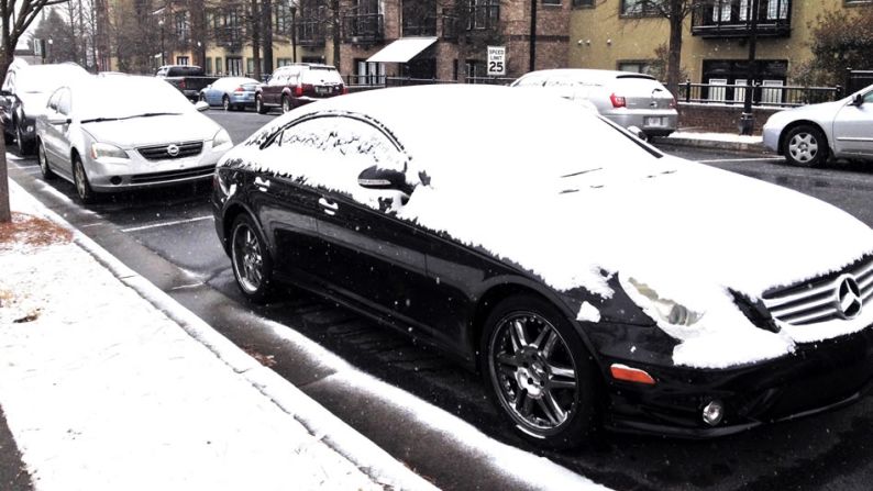 Las nevadas son inusuales para el área de Atlanta, donde los automóviles quedaron bajo una capa blanca.