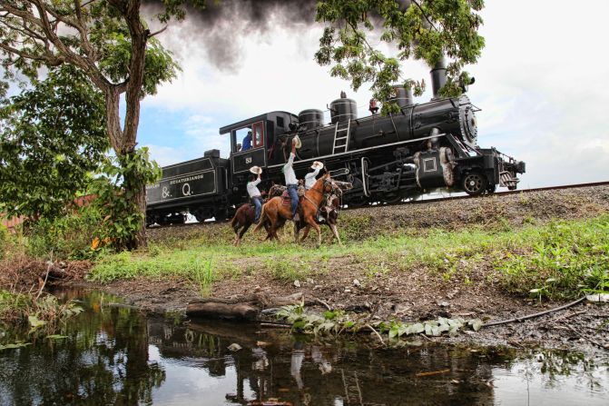 Cattle ranching remains important in the Ecuadorian Andes. From the train, passengers can see traditional chagras (cowboys) at work. 