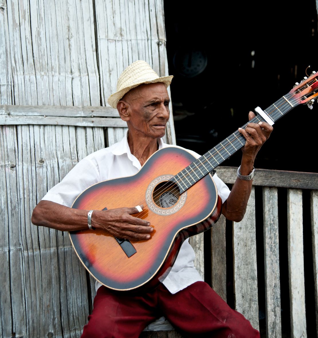 Balladeer Alejandro Diaz-Lopez welcomes Tren Crucero passengers with song.