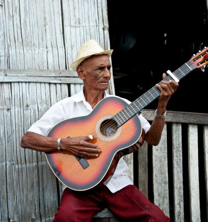 Lagarteros, such as 75-year-old Alejandro Diaz-Lopez of Yaguachi, are balladeers that sing and play guitar for money. Diaz-Lopez welcomes Tren Crucero, singing the praises of President Rafael Correa for investing in the railways. 